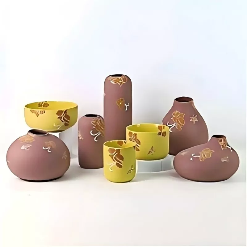 Bình gốm vẽ tay cổ điển