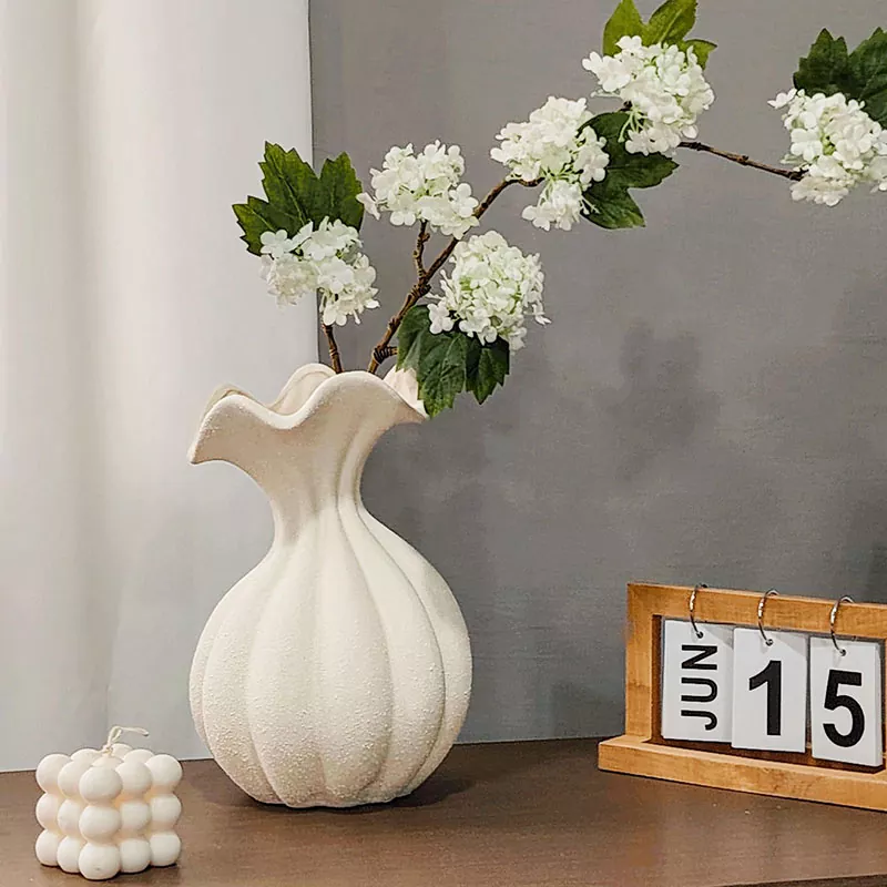 Bình gốm hiện đại tự nhiên
